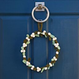 Paper High Felt Mistletoe Christmas Wreath in Green - thumbnail 1