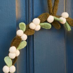 Paper High Felt Mistletoe Christmas Wreath in Green - thumbnail 2