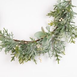 Scottish Everlastings Ltd 150cm Pre-lit Frosted Garland with Lambs Ear in Green - thumbnail 3