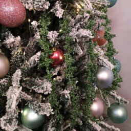 Samuel Alexander 96cm Green Glitter Frosted Mini Leaf Wispy Christmas Stem Decoration - thumbnail 3
