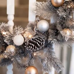 Marco Paul 6ft Artificial Frosted Christmas Garland With Pinecones in Green - thumbnail 7