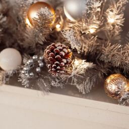 Marco Paul 6ft Artificial Frosted Christmas Garland With Pinecones in Green - thumbnail 9