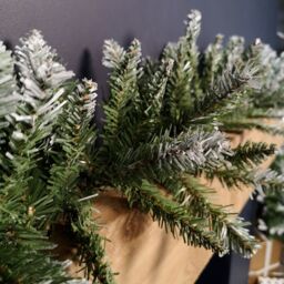 Samuel Alexander 2.7m x 25cm Snow Tipped Plain Christmas Garland with 200 Tips in Green - Size: 2.7m x 25 cm - thumbnail 4