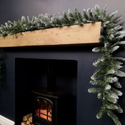 Samuel Alexander 2.7m x 25cm Snow Tipped Plain Christmas Garland with 200 Tips in Green - Size: 2.7m x 25 cm - thumbnail 3