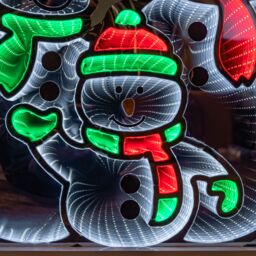 Samuel Alexander 65cm Infinity Standing Snowmen Family on Metal Base with White, Red & Green LEDs in White - thumbnail 5