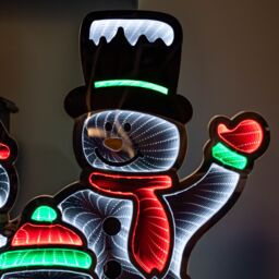 Samuel Alexander 65cm Infinity Standing Snowmen Family on Metal Base with White, Red & Green LEDs in White - thumbnail 6