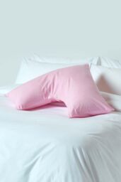 Homescapes Egyptian Cotton V Shaped Pillowcase 200 TC in Pink - thumbnail 2