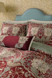 Morris & Co 'Honeysuckle & Tulip' Cotton Duvet Cover Set in Dark Red - Size: King - thumbnail 2