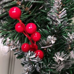 Samuel Alexander 45cm Snow Tipped Green Wreath Christmas Decoration with 125 Tips, Pine Cones & Berries in Grey - thumbnail 6