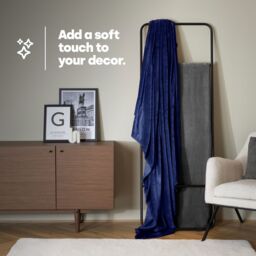 LIVIVO Ultra Soft Flannel Fleece Throw Blanket in Mid Blue - Size: 130 cm x 150 cm - thumbnail 4