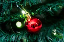 Shatchi 5Ft Prelit Pop up Christmas Tree with Red Baubles & Battery Operated LED Warm White Lights in Green - thumbnail 5
