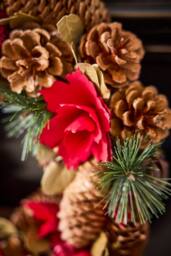 Dibor Woodland Rose Autumn-Winter Front Door Wreath Christmas Wreath 32cm in Green - thumbnail 3
