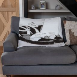 Benjamin Tate Design Dressed To Impress Blanket in Natural - Size: 120 cm x 150 cm - thumbnail 2