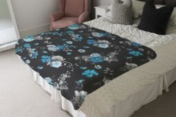 Benjamin Tate Design Blue Roses Blanket in Natural - Size: 120 cm x 150 cm - thumbnail 3