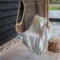 Benjamin Tate Design Green Leaf Border Blanket in Natural - Size: 120 cm x 150 cm - thumbnail 4