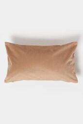 Homescapes Luxury Soft Velvet Cushion in Beige - Size: 30 cm x 50 cm - thumbnail 3
