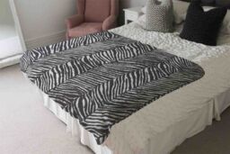 Benjamin Tate Design Zebra Grunge Print Blanket in Natural - Size: 120 cm x 150 cm - thumbnail 3