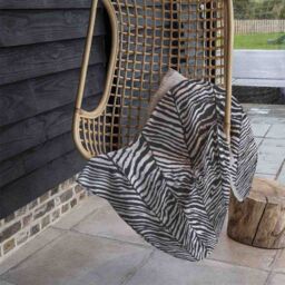 Benjamin Tate Design Zebra Grunge Print Blanket in Natural - Size: 120 cm x 150 cm - thumbnail 4