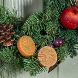 Samuel Alexander 40cm Festive Spice Wreath with Pinecones & Faux Dried Fruit - thumbnail 7