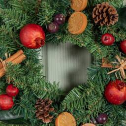 Samuel Alexander 40cm Festive Spice Wreath with Pinecones & Faux Dried Fruit - thumbnail 5