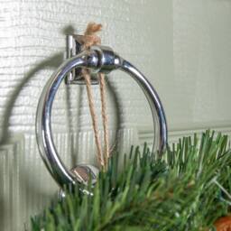 Samuel Alexander 40cm Festive Spice Wreath with Pinecones & Faux Dried Fruit - thumbnail 4