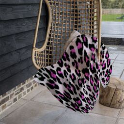 Benjamin Tate Design Pink Fluffy Leopard Blanket in Natural - Size: 120 cm x 150 cm - thumbnail 4