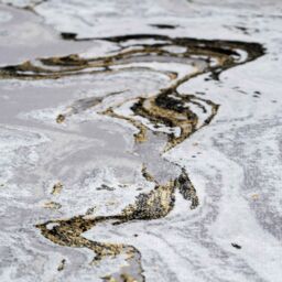 Kukoon Grey Gold Metallic Distressed Marble Rug in Metallic Gold - Size: 160 cm x 230 cm - thumbnail 4