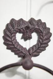 Dibor Cast Iron Towel Ring Love Heart Ornate Towel Rail in Brown - thumbnail 3