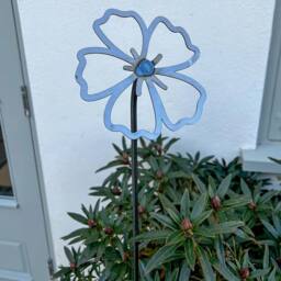 Poppyforge 2 Feet Flowering Petal Plant Pin (Pack of 3) Bare Metal/Ready to Rust in Metallics - thumbnail 1