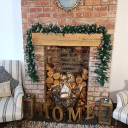 Samuel Alexander 2.7m (9ft) Snow Tipped Green Christmas Garland - thumbnail 4