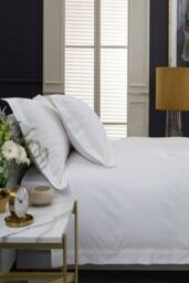 The Lyndon Company Boutique Hotel Hampstead 200 Thread Count Cotton Duvet Cover Set in White - Size: King - thumbnail 2