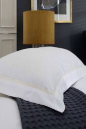 The Lyndon Company Boutique Hotel Hampstead 200 Thread Count Cotton Duvet Cover Set in White - Size: King - thumbnail 3