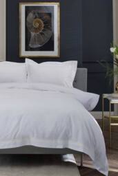 The Lyndon Company Boutique Hotel Hampstead 200 Thread Count Cotton Duvet Cover Set in White - Size: King - thumbnail 1