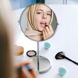 Harbour Housewares Metallic Pedestal Mirror - 18.5 x 34.5cm - Magnifying Makeup Mirror in Silver - Size: 18.5 x 34.5 cm - thumbnail 5