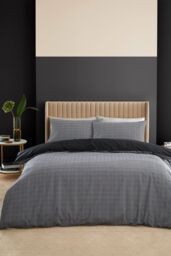 Catherine Lansfield 'Artemis Greek Key' Reversible Duvet Cover Set in Black - Size: King - thumbnail 2