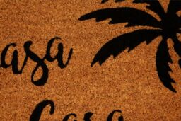 Orsina Mi Casa Su Casa' Doormat, Welcoming Coir Mat With Spanish Greeting & PVC Backing, Durable in Natural - Size: 100 cm diameter - thumbnail 3