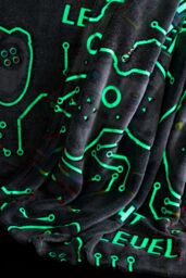 Catherine Lansfield 'Game Over' Glow in the Dark Fleece Cosy Fleece Blanket Throw in Black - Size: 130 cm x 170 cm - thumbnail 4