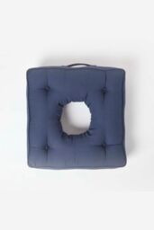 Homescapes Pressure Relief Armchair Booster Cushion in Navy - Size: 50 cm x 50 cm - thumbnail 3