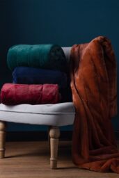 Paoletti Empress Faux Fur Throw in Dark Red - Size: 130 cm x 180 cm - thumbnail 5