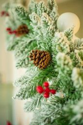 Marco Paul Luxury Large 9ft Snow Dusted Christmas Garland in Green - thumbnail 4