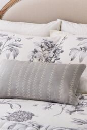 Sanderson 'Etchings & Roses' Cotton Cushion in Silver - Size: 50 cm x 30 cm - thumbnail 3