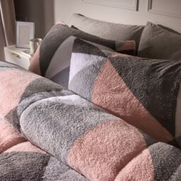 OHS Geometric Teddy Fleece Coverless Duvet Quilt Geo Bedding Set 10.5 TOG Pillowcase in Pink - Size: Double - thumbnail 3