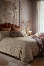 Laurence Llewelyn-Bowen 'Venus Primavera' Velvet Throw in Natural - Size: 130 cm x 180 cm - thumbnail 6
