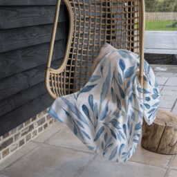 Benjamin Tate Design Watercolour Blue Branches With Leaves Blanket in Natural - Size: 120 cm x 150 cm - thumbnail 4