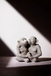 Marco Paul Monkey Garden Ornament Kissing Chimps Statue in Stone - thumbnail 6
