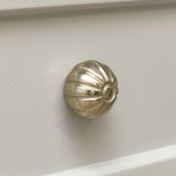 Melody Maison Antique Gold Round Scalloped Drawer Knob - thumbnail 4