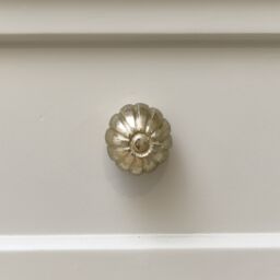 Melody Maison Antique Gold Round Scalloped Drawer Knob - thumbnail 6
