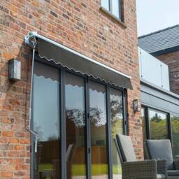 Primrose Awnings Retractable Manual Patio Awning Sun Shade Garden Covering 2.5m x 2m in Dark Grey - thumbnail 4