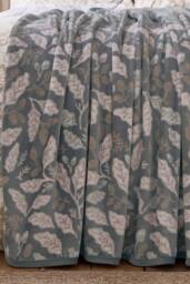 Helena Springfield 'Acorns' Fleece Throw in Charcoal - Size: 140 cm x 180 cm - thumbnail 2