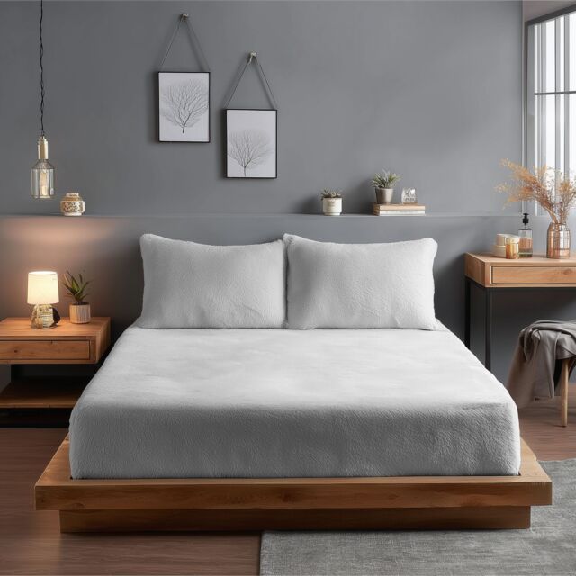 Snug City Teddy Fitted Sheet 30cm Extra Deep Soft Cuddly Soft Touch Bedding in White - Size: Single Fitted - image 1